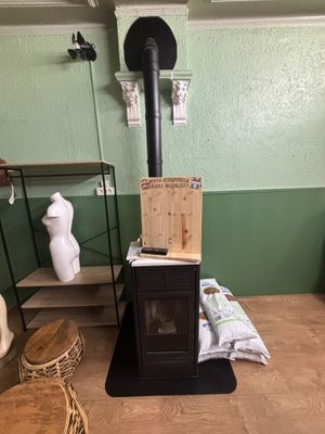 un petit poêle à bois dans un coin de la pièce