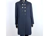 un mannequin vêtu d'un manteau bleu et d'un pantalon noir