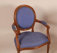 Paire de fauteuils en bois naturel mouluré et sculpté, à dos… (photo 4)