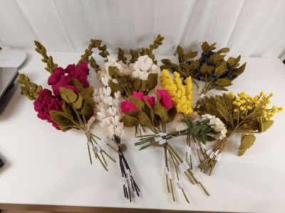 un bouquet de fleurs posé sur une table à côté d'un téléphone portable