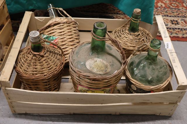 Lot de 9 petites bouteilles dame-jeanne anciennes