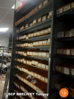 Étagère de pièces John Deere avec plus de 80 références