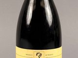 une bouteille de vin posée sur une table