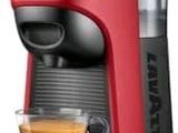 gros plan d'une cafetière avec une tasse de café