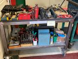 un établi sur lequel sont posés des outils dans un garage