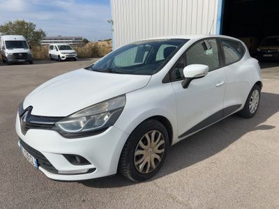 la voiture blanche est garée devant un bâtiment