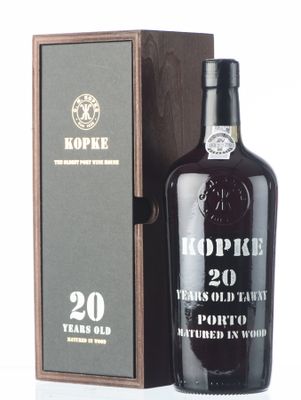 une bouteille de Koppke 20 ans d'âge, présentée dans un coffret en bois