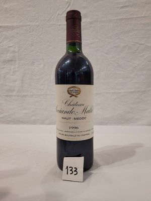 une bouteille de vin posée sur une table