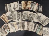 un lot de vieilles cartes postales posées sur une table