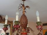 un lustre suspendu au plafond de la pièce