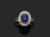une bague en saphir et diamant