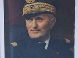 portrait d'un homme en uniforme militaire dans un cadre blanc