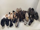 Plusieurs paires de chaussures pour femmes sont alignées sur une étagère