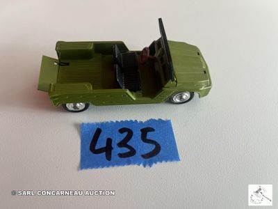 une petite voiture verte portant le numéro 435