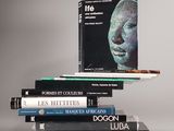 plusieurs livres sont empilés sur une table