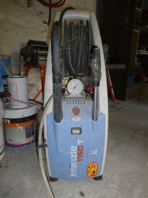 une voiture bleue et blanche qui se trouve dans un garage