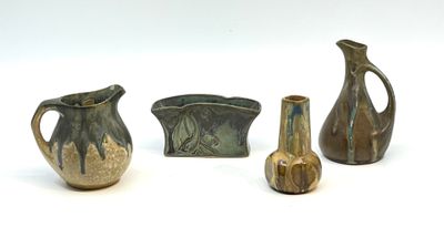 trois vases et une cruche posés les uns à côté des autres