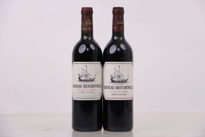 deux bouteilles de vin posées sur une table l'une à côté de l'autre