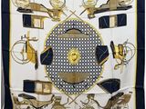 une image représentant une écharpe ornée d'une illustration représentant une calèche et d'autres objets
