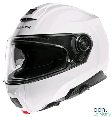 Le casque est blanc et est muni d'une visière noire.