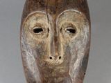 une image représentant un masque en bois orné d'un visage