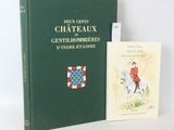 deux livres sont posés l'un à côté de l'autre sur une table