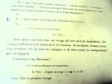 un gros plan d'un morceau de papier sur lequel on a écrit