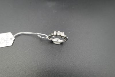 gros plan d'une bague à laquelle est attachée une étiquette