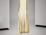 une image d'une robe sur un mannequin