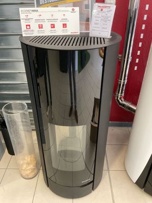 une photo d'une machine à café exposée dans un magasin