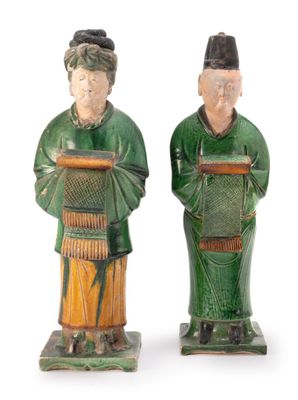 COUPLE DE SERVITEURS en terre cuite vernissée polychrome ver…