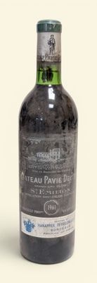 une bouteille d'alcool posée sur une table