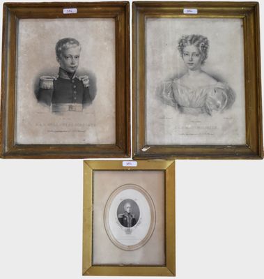 trois portraits encadrés représentant un homme et une femme en uniforme militaire