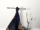 foulard en soie bleu marine à motifs floraux dorés et rouges