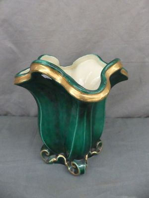 un vase vert orné d'un motif doré