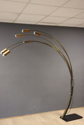 une photo d'un lampadaire moderne dans une pièce aux murs gris