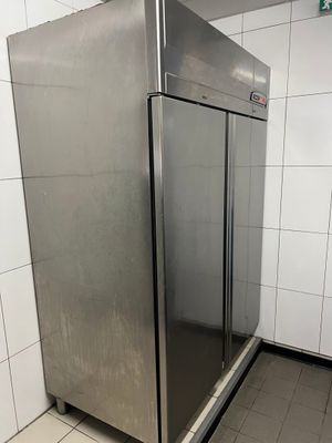 un réfrigérateur en acier inoxydable installé dans un coin de toilettes publiques