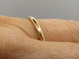 gros plan de la main d'une personne portant une bague