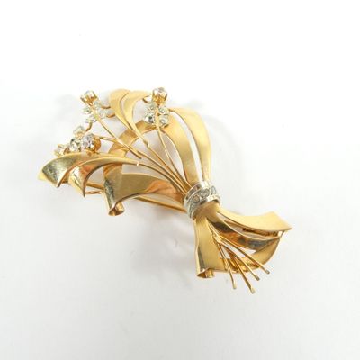 une broche en or ornée d'un bouquet de fleurs