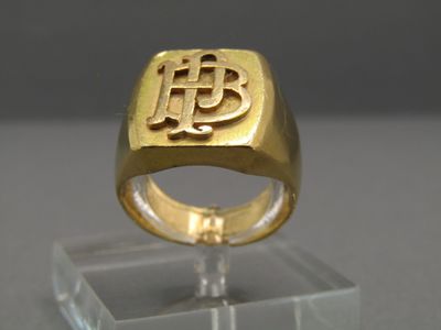 une image représentant une bague en or sur laquelle figure la lettre « p »