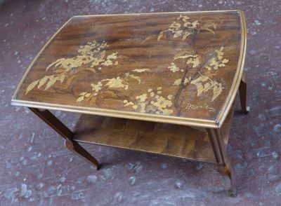 une table en bois ornée d'un motif floral