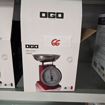 deux boîtes posées sur l'étagère d'un magasin, sur lesquelles est posée une horloge