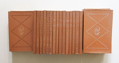 plusieurs livres sont empilés sur une étagère