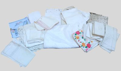 une pile de vêtements de bébé posée par terre