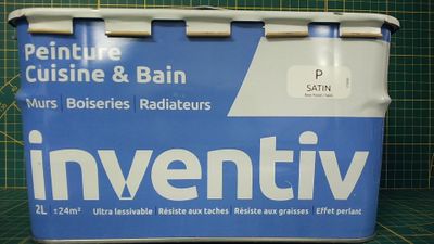 une boîte d'Inventiti posée sur une planche à découper