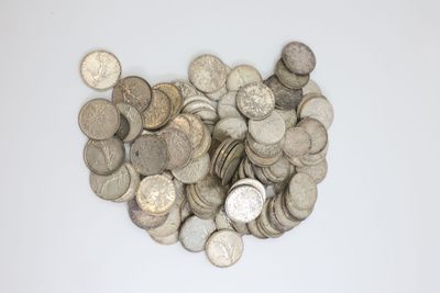 une pile de pièces d'argent sur une surface blanche