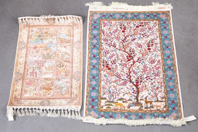 deux tapis de couleurs et de motifs différents posés sur un sol gris