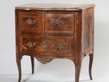 une vieille commode en bois avec un plateau en marbre