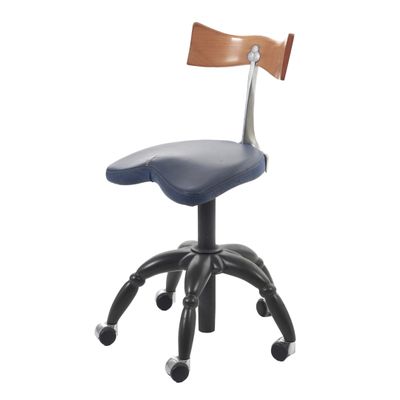 le dossier d'une chaise avec une assise en bois et des roulettes noires