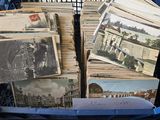 un panier rempli de vieilles cartes postales posé sur une table